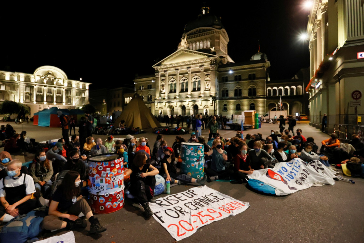Protesters occupy Swiss square demanding action on climate
change 1