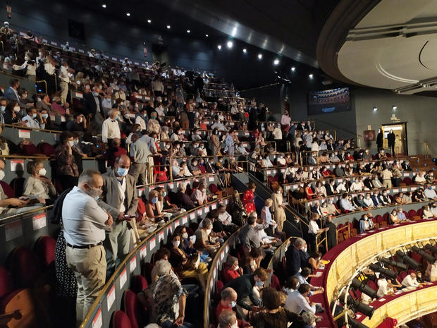 Opera canceled after audience protests lack of social
distance 1