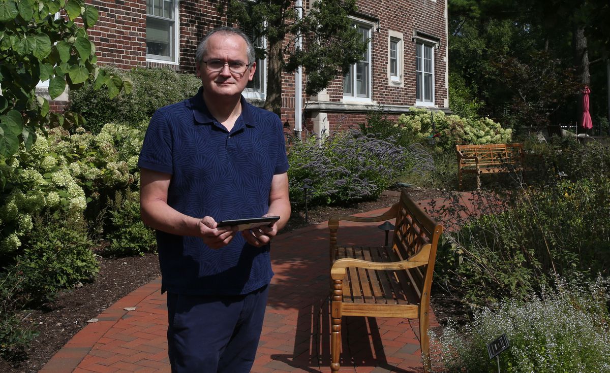 Nursing home staffers face stress and their own COVID-19
worries 1 Nursing home staffers face stress and their own COVID-19
worries 1