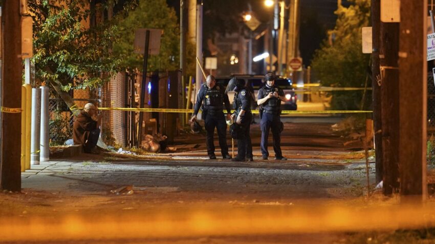 2 Louisville police officers shot amid Breonna Taylor
protests 1