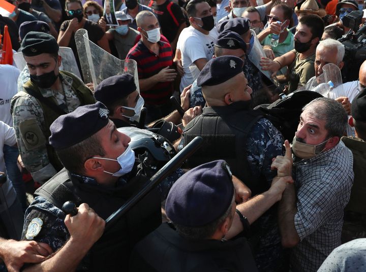 Lebanese Protesters Clash With Army Near Presidential
Palace 1