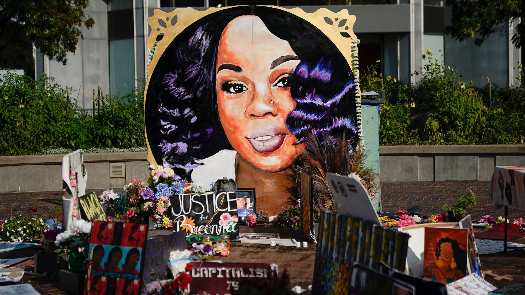Officer Involved In Breonna Taylor Killing: ‘The Good Guys
Are Demonized’ 1