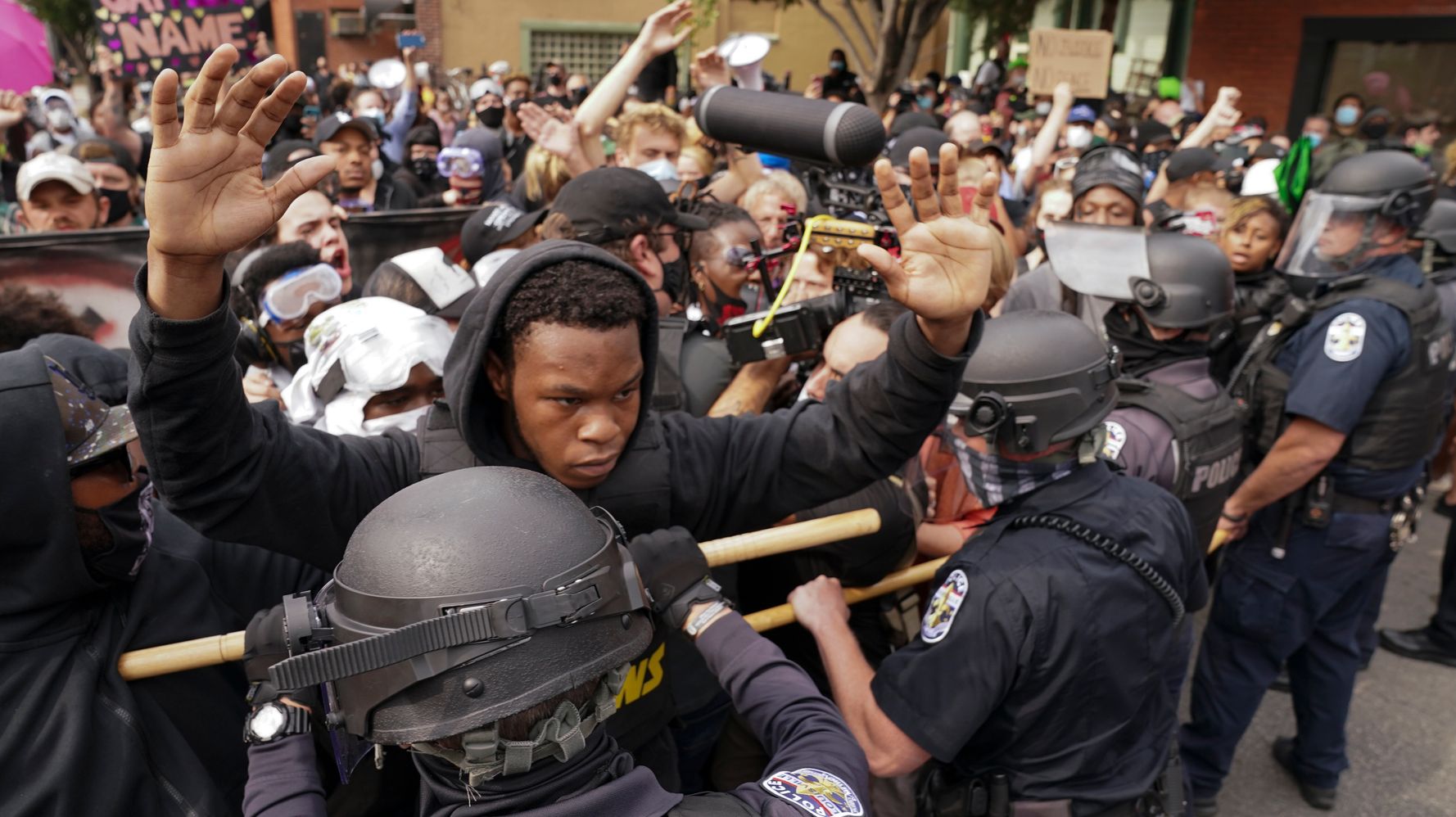 Louisville Cop Reportedly Disparaged Protesters In Message
To Fellow Officers 1 Louisville Cop Reportedly Disparaged Protesters In Message
To Fellow Officers 1
