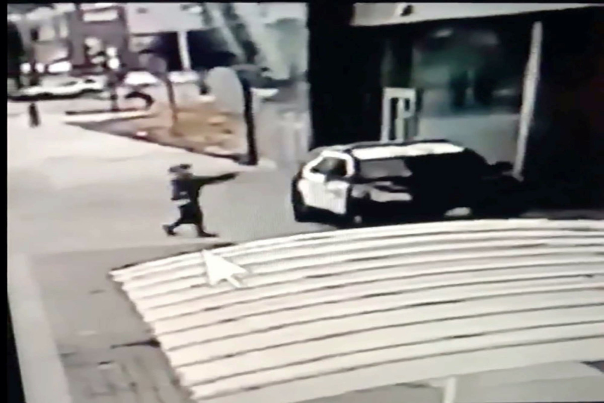 Two LA County Sheriffs officers cling to life after ambush
shooting in Compton 1