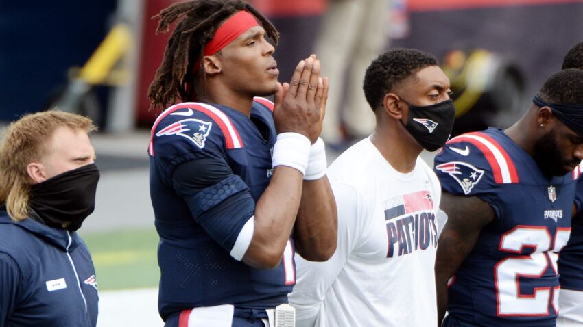 Patriots stand for national anthem as Dolphins stay in
locker room 1