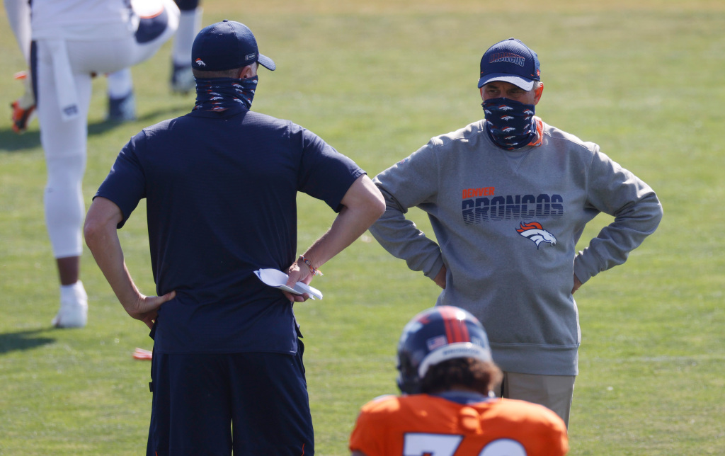 NFL requiring coaches, staff near bench to wear
masks 1