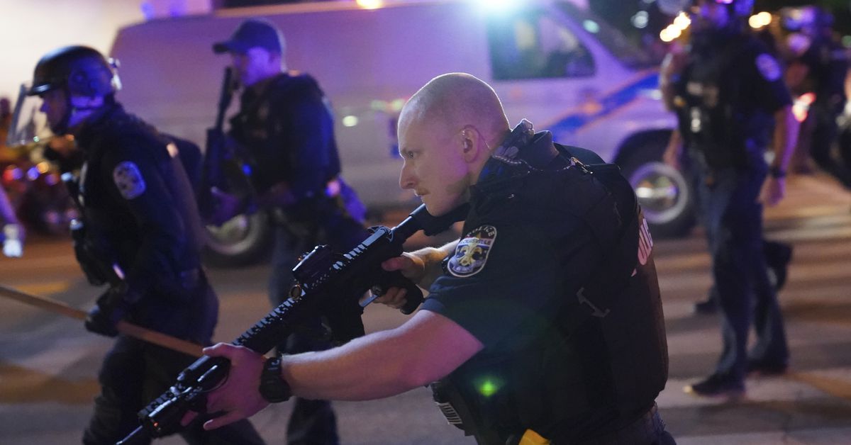 2 Louisville officers shot amid Breonna Taylor
protests 1
