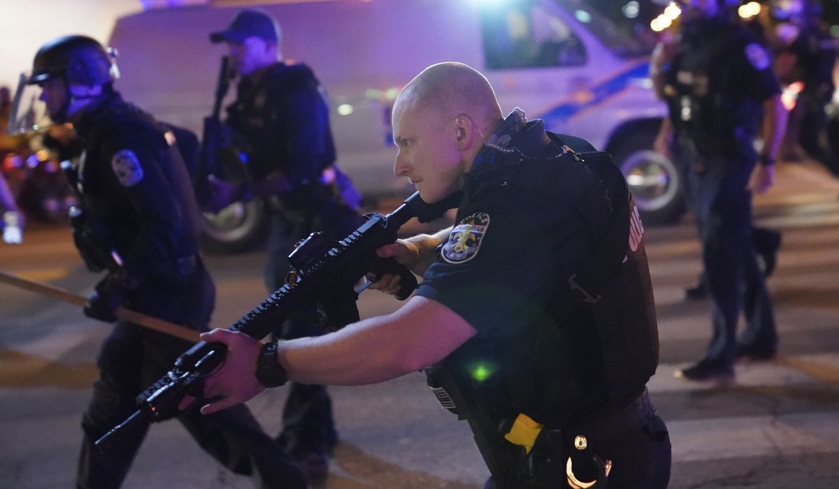 Louisville police officer shot amid Breonna Taylor
protests 1