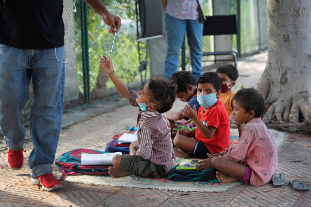 Indian couple run street-side classes for poor
students 1