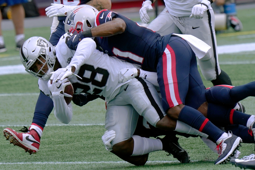 Raiders return to earth in one-sided road loss to
Patriots 1