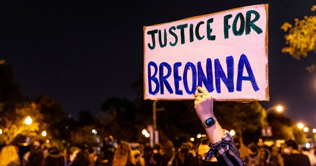 Leftists Who Called Officer in Breonna Taylor Shooting a
‘Murderer’ Are Getting Bad News from His Lawyer 1