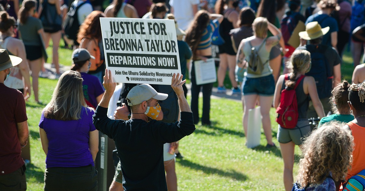 BREAKING: No Murder Charges In Breonna Taylor Case, One
Officer Indicted 1