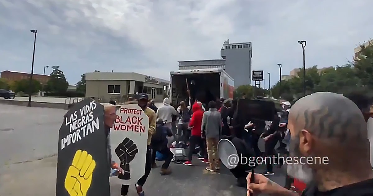 VIDEO: Protesters Unload Shields From U-Haul Truck After No
Murder Charges In Breonna Taylor Case 1