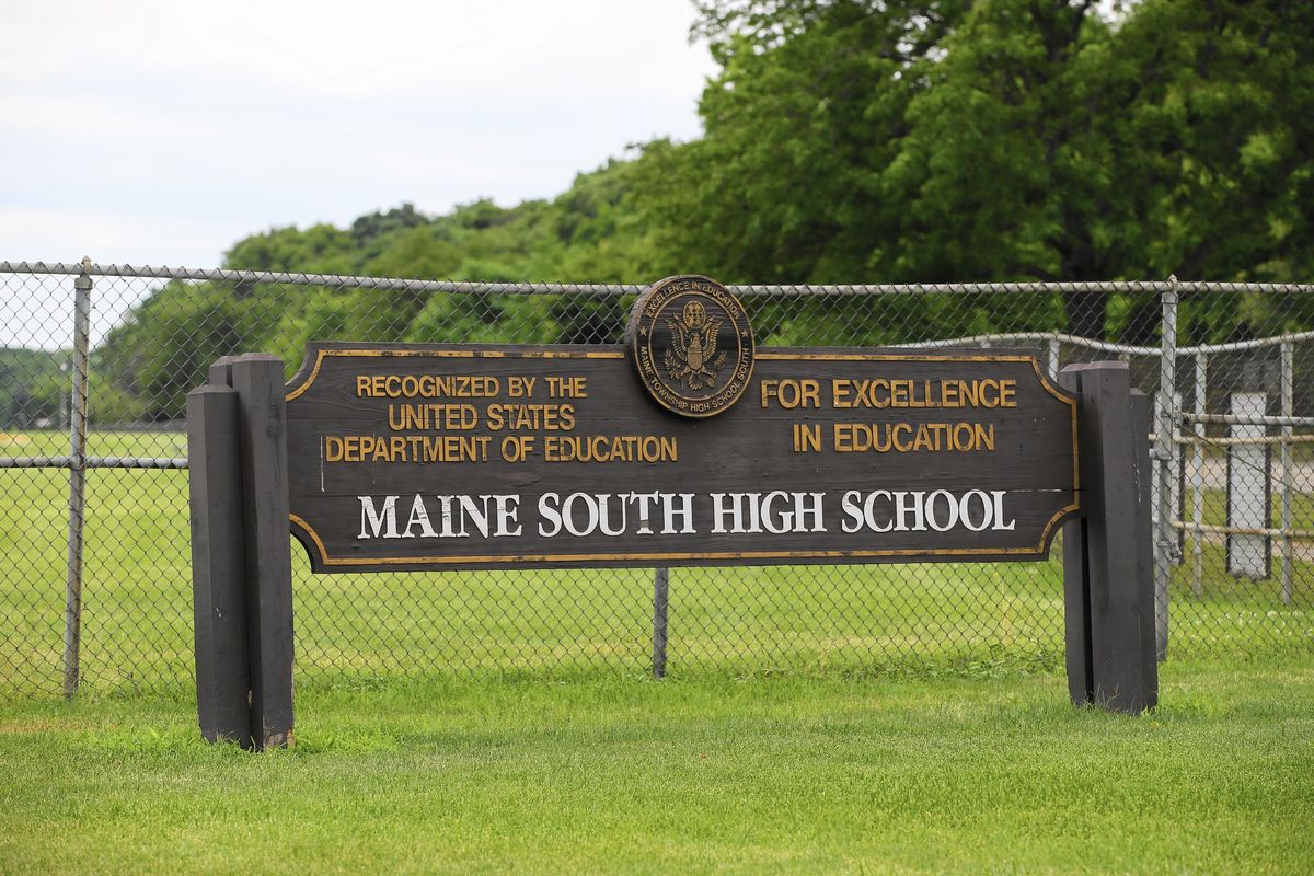 14 COVID-19 cases reported among 94 Maine South students
exposed to virus via parties: District 207 1 14 COVID-19 cases reported among 94 Maine South students
exposed to virus via parties: District 207 1
