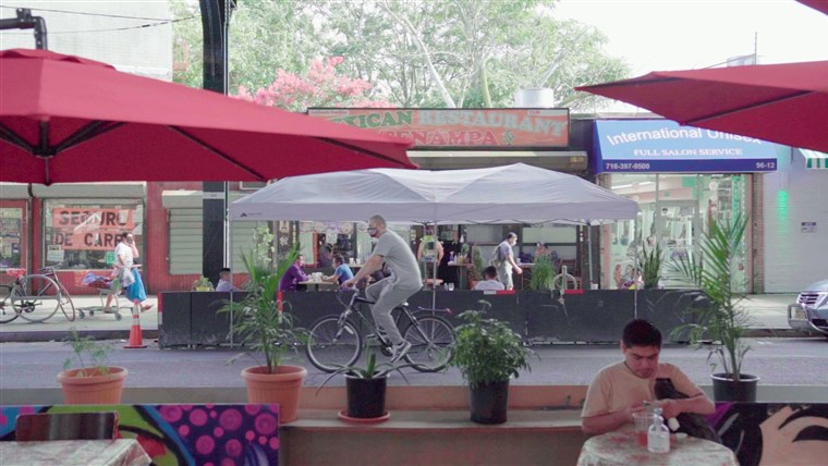 With Washington silent, states are torn between saving bars
and stopping coronavirus 1