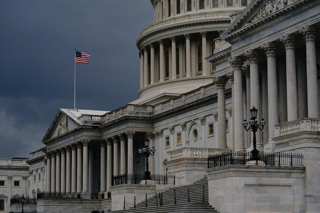 Hopes fading for coronavirus deal as Congress
returns 1