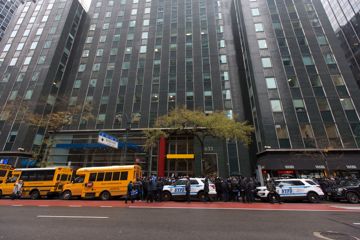 NYC restaurant industry plans march on Gov. Andrew Cuomo’s
Manhattan office 1