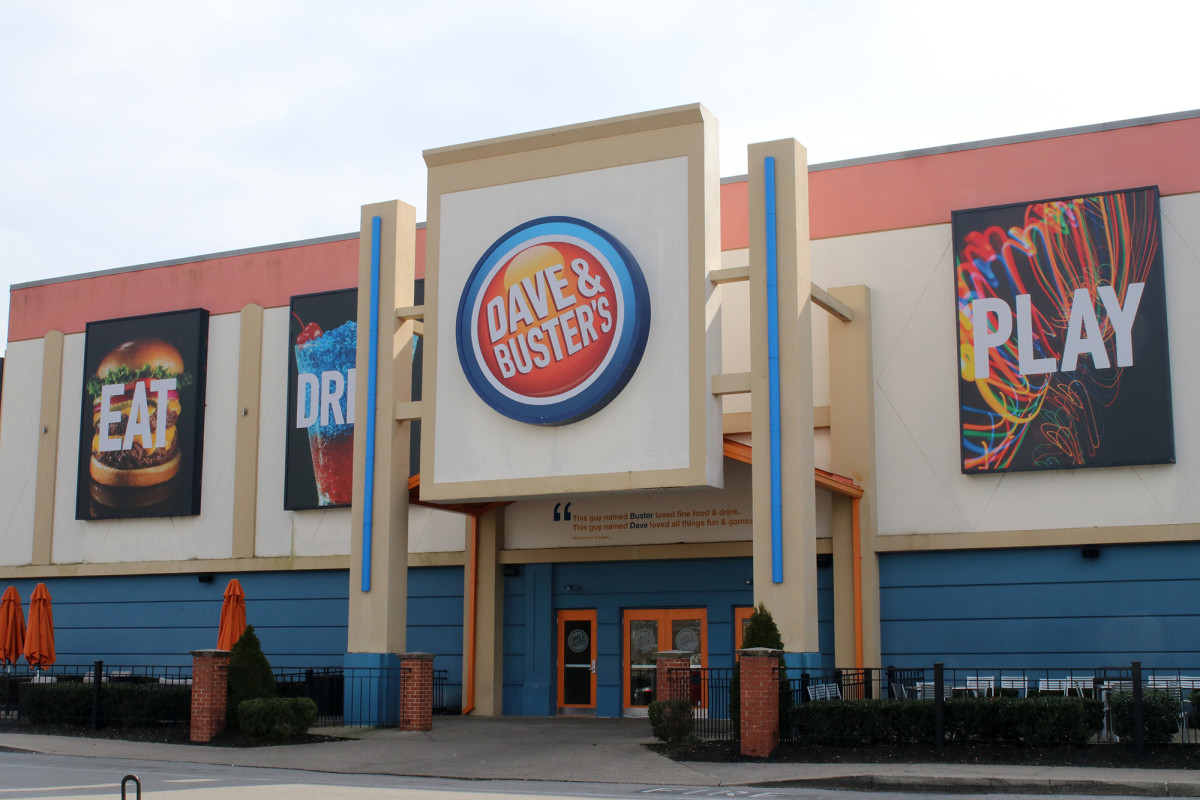Dave & Buster’s warns of mass layoffs as COVID-19
keeps arcades closed 1