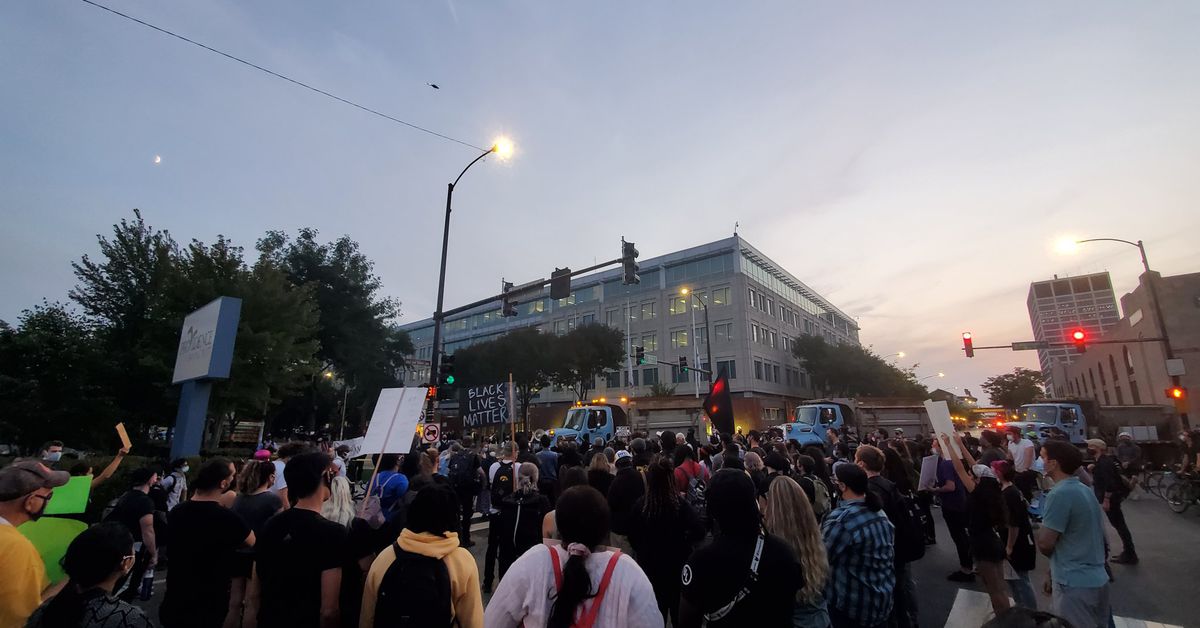 Green Line trains bypass 35th Street as protesters march at
Chicago Police headquarters 1