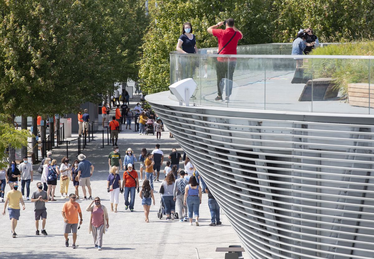‘It’s just sad’: On Navy Pier’s final day until spring,
patrons and merchants rue another COVID-19 shutdown 1