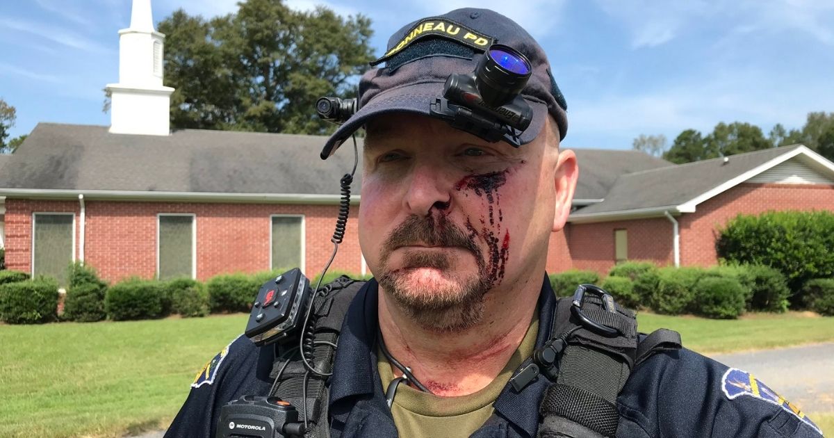 Officer Stabbed in Face with Ice Pick After Opening Door by
Man Who Said ‘You’re Going To Die Today’ 1