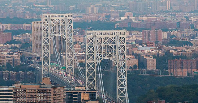 VIDEO: 100 Black Lives Matter Protesters Shut Down NYC's
George Washington Bridge 1