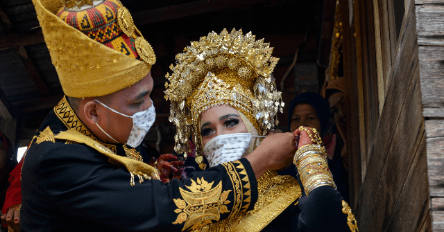 Indonesia: Police Force Groom to Do Push-Ups for Not Wearing
Mask at Wedding 1