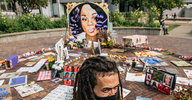 Louisville: Protests Break Out, Gear Unloaded from
U-Haul After No Murder Charges in Breonna Taylor Case 1