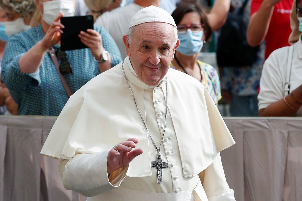 Maskless Pope Francis makes first public appearance in six
months 1