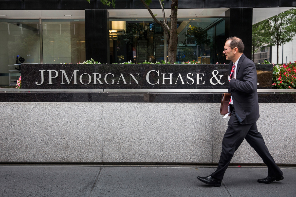 JPMorgan Chase reportedly tells some staff to return to the
office 1