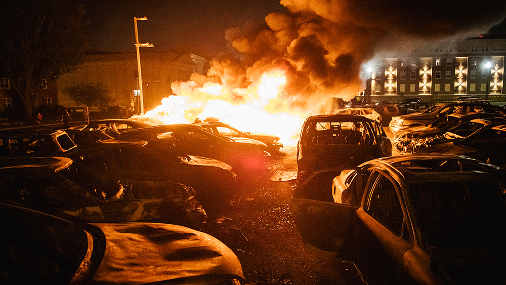 BLM rioters destroy T. rex statue in strange and pointless
act of vandalism 1