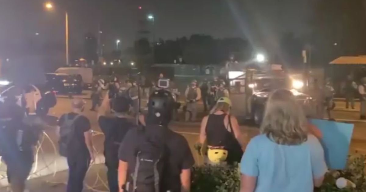 Watch: LA Protesters Chant ‘Blue Lives Don’t Matter Here’ in
Sickening Anti-Cop Display 1