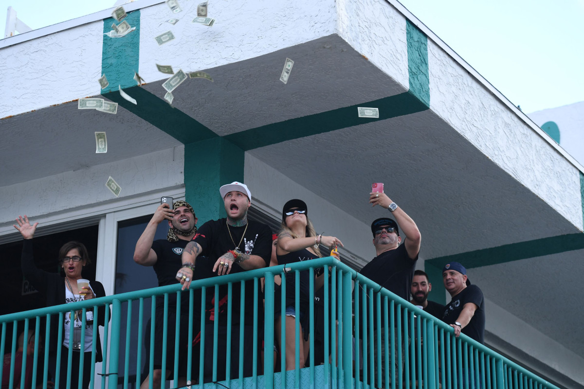 Florida bars packed after state lifts COVID-19
restrictions 1