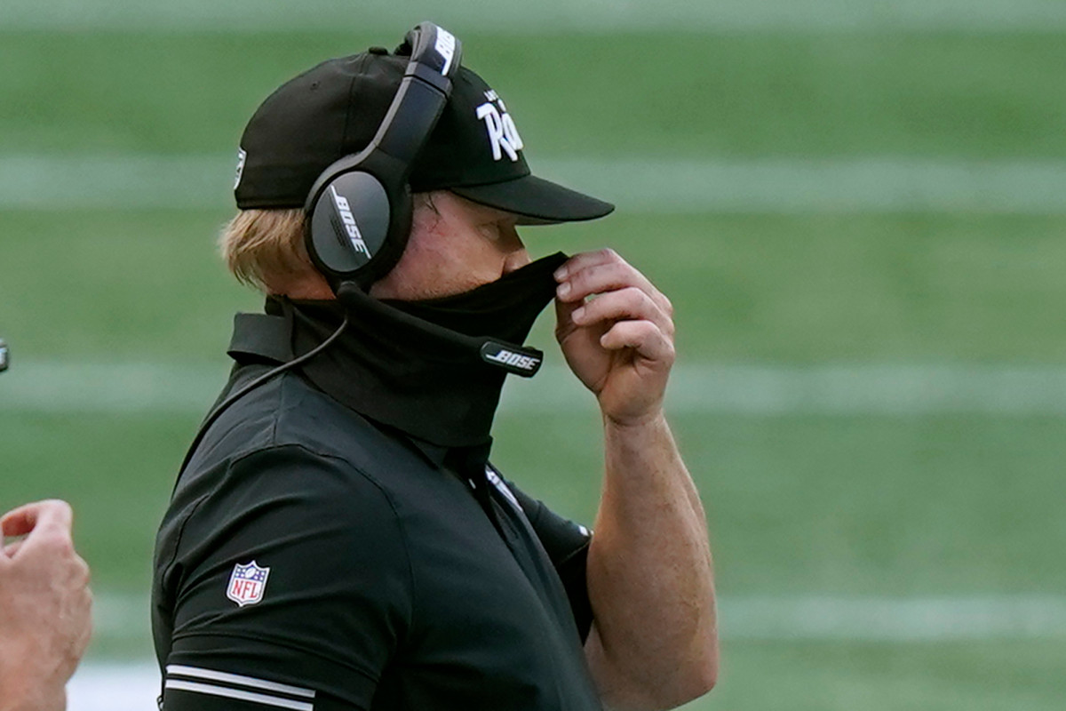 NFL threatens harsher punishment if coaches don’t wear
masks 1