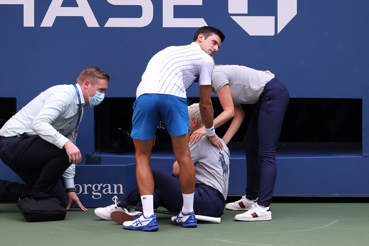 Novak Djokovic disqualified from US Open after hitting
lineswoman with ball 1