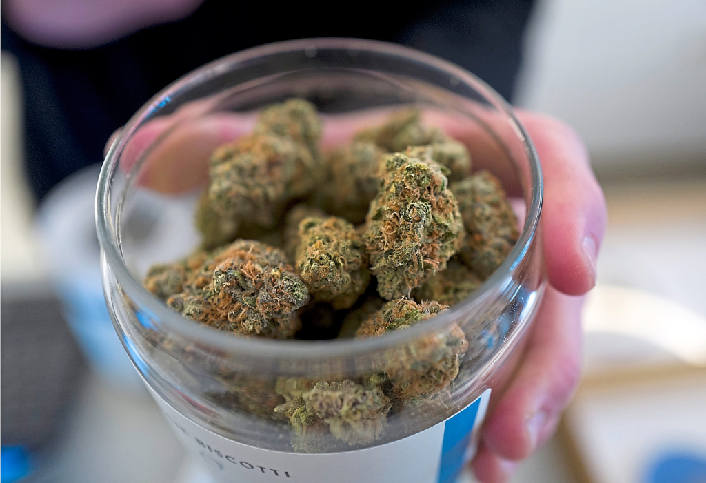Redwood City forging ahead with plans to open up to six
cannabis stores 1