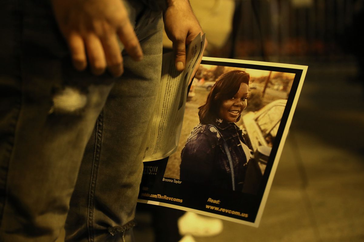 Hundreds of demonstrators gather around Chicago to
peacefully protest that no Kentucky police will face charges in
Breonna Taylor’s death 1 Hundreds of demonstrators gather around Chicago to
peacefully protest that no Kentucky police will face charges in
Breonna Taylor’s death 1