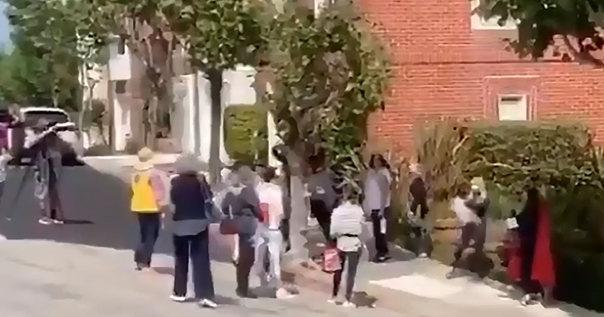 VIDEO: Protesters Hang Hairdryers Outside Nancy Pelosi’s
Home After Hair Salon Scandal 1