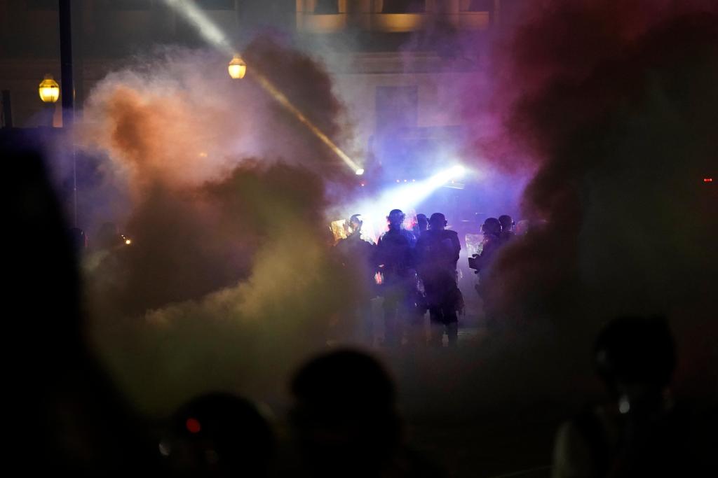 Online bans fail to silence U.S. extremists drawn to
protests 1