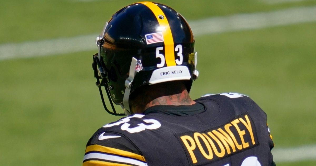 NFL Player Wears Name of Slain Police Officer on
Helmet 1