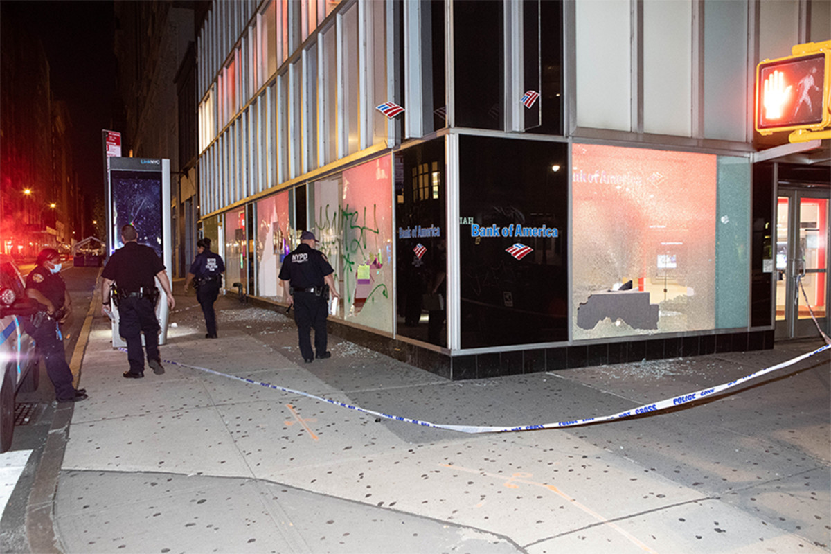 Black Lives Matter protesters riot in Manhattan, cause
$100,000 damage: NYPD 1