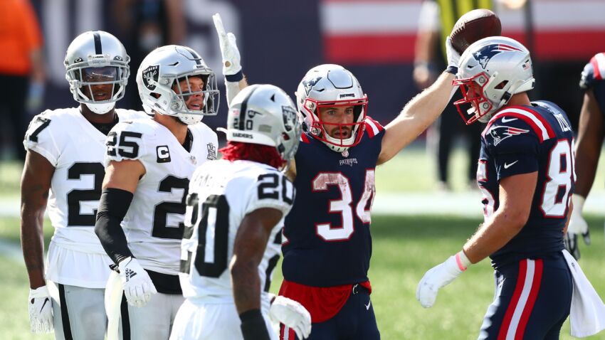 Rex Burkhead's 3 TDs power Patriots to 36-20 win over
Raiders 1