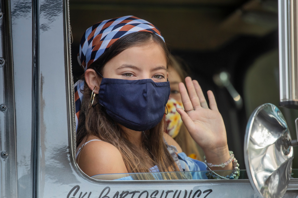 Photos: Parade of classic cars brings cheer to sick, at-home
children in Silicon Valley 1