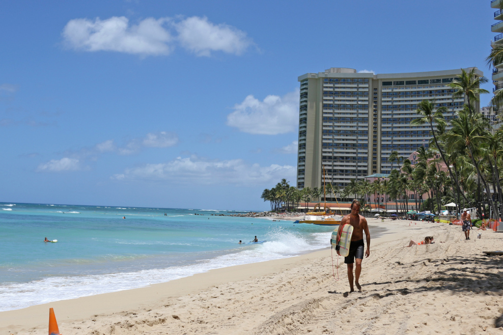 Hawaii begins welcoming travelers back: No quarantine, if
you have a negative coronavirus test 1