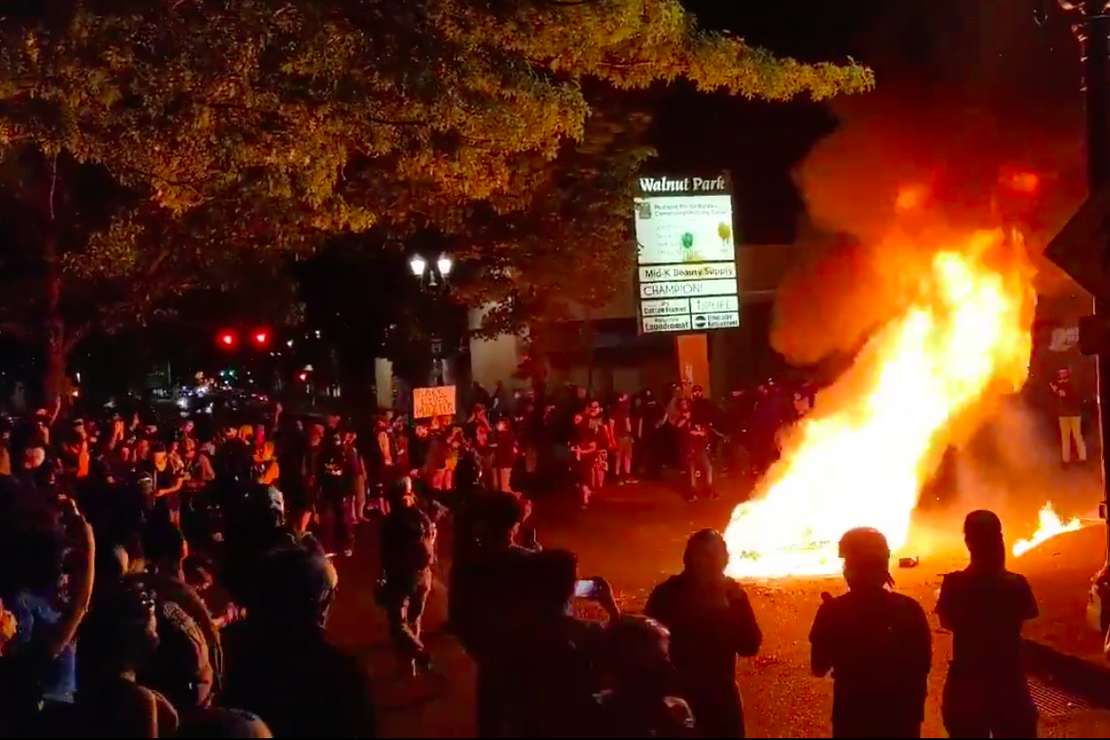 Portland Police Stand By as Antifa Rioters Set Mattress on
Fire Despite County Burn Ban 1