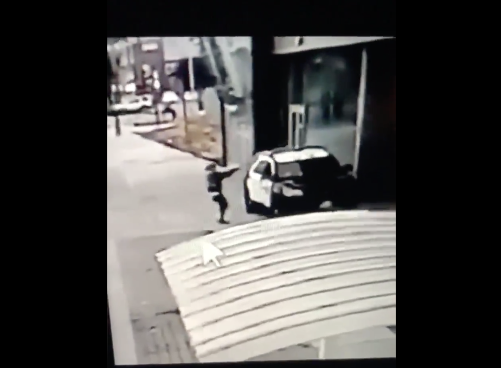 As Two ‘Ambushed’ L.A. Police Officers Fight For Their
Lives, Protesters Scream ‘We Hope They Die’ 1