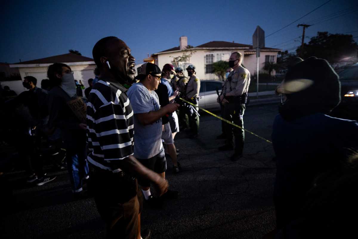 Protests erupt in Los Angeles after fatal police
shooting 1