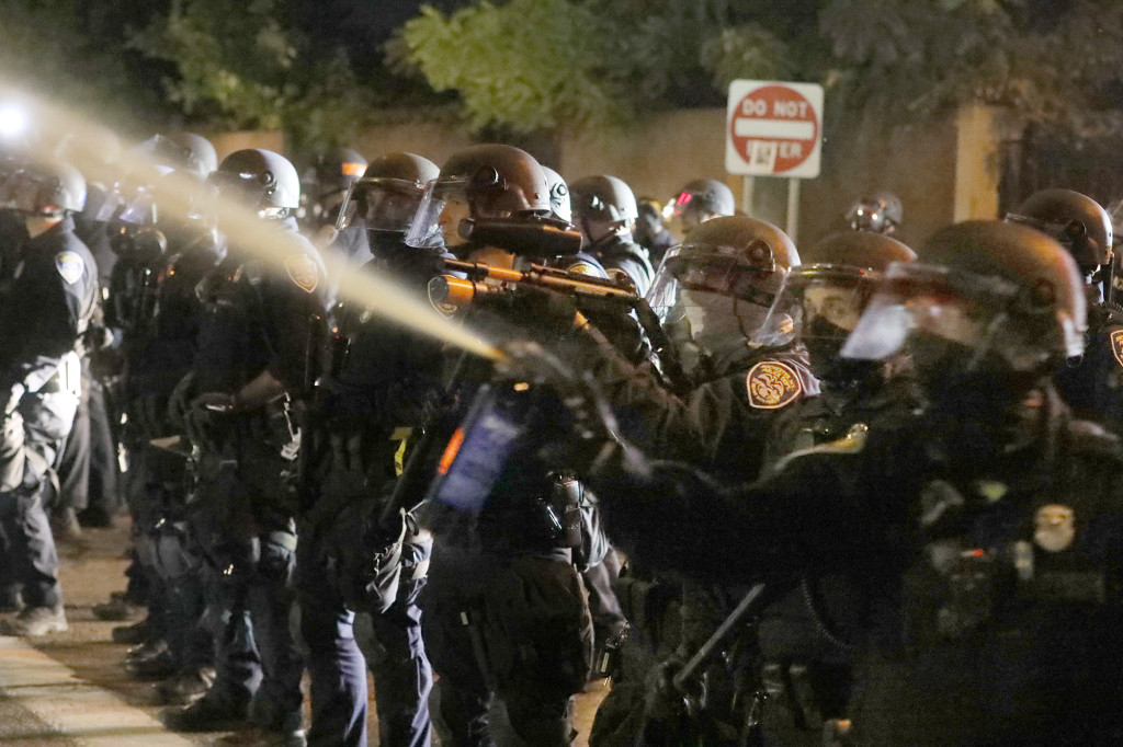 Rochester police use sound cannon to end hours-long standoff
with protesters 1
