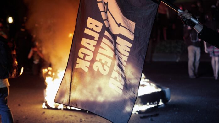Protesters Show Up at LA Hospital Treating Ambushed Cops,
Yell ‘Death to the Police’ 1