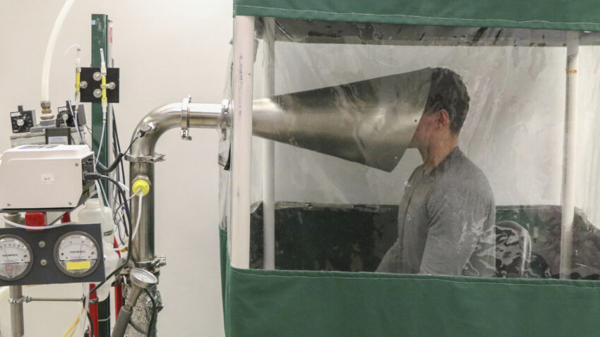 Tiny airborne particles may pose a big coronavirus
problem 1